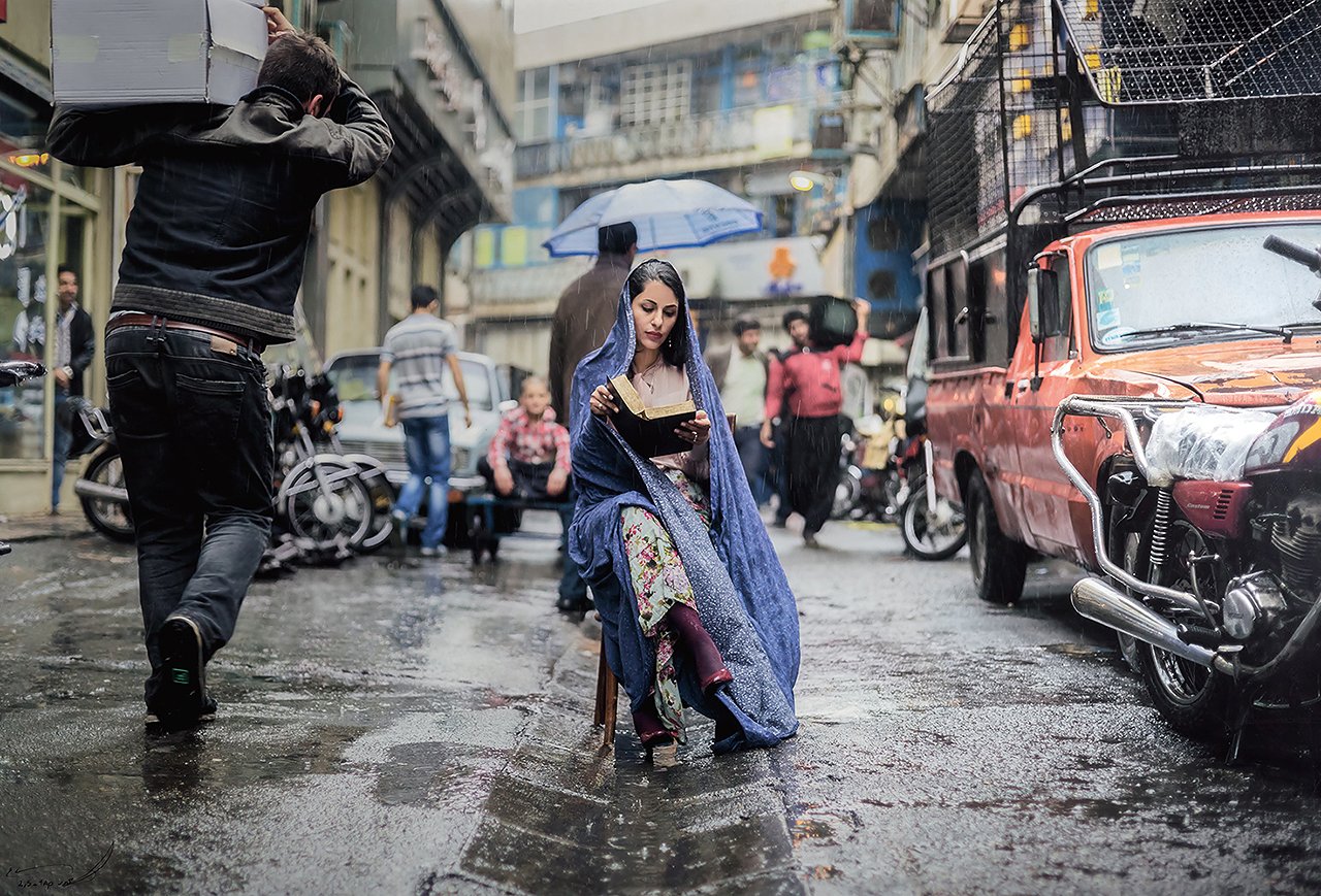 Maryam Firuzi Reading on Teheran Streets (2017) Courtesy of Pier Luigi Gibelli © Maryam Firuzi